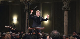 Der Sound aus Hollywood in der Wuppertaler Stadthalle Patrick Hahn leitet das Orchester. Foto: Uwe Schinkel