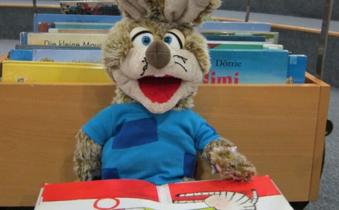 2025-09-18-LeseTrine Die Handpuppe „Lesetrine“ führt die Kinder durch das Programm. (Foto: Stadt Ratingen