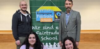 Bonhoeffer-Gymnasium für Fair-Trade-Engagement ausgezeichnet Uwe Florin, Schulleiter des Dietrich-Bonhoeffer-Gymnasiums (hinten rechts), freut sich mit André Edenharter, Koordinator der Schulkampagne, und den beiden Schülersprecherinnen Kayra (links) und Aline über die erneute Auszeichnung als „Fairtrade-School“. Foto: Dietrich-Bonhoeffer-Gymnasium