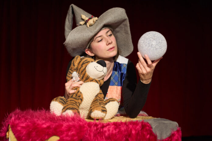 2026-03-04-Kreschtheater Kuscheltierhexe 04 Die kleine Kuscheltierhexe kümmert sich liebevoll um ihre knuddeligen Freunde. 22.3. im LUX, Bild: Veranstalter