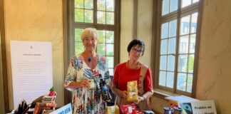 Ratingen möchte „Fairtrade-Stadt“ bleiben Konstanze Hilgers (links) und Lucia Reinartz vom Eine-Welt-Ausschuss der Kirchengemeinde Heilig Geist Ratingen stellen bei einer Bergischen Fair-Trade-Kaffeetafel im LVR-Industriemuseum Textilfabrik Cromford Produkte vor. Foto: Stadt Ratingen