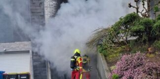 Autobrand in Heiligenhaus: Flammen bedrohten Garage und Wohnhaus Die eingesetzten Kräfte beim Löschen des PKW. Foto: Feuerwehr Heiligenhaus