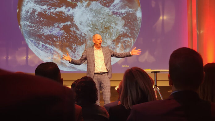 Der TV-Moderator Thomas Ranft war in Velbert zu Gast, um auf der Nachhaltigkeitsmesse der Sparkasse HRV über den Klimawandel und Erneuerbare zu referieren. Foto: Volkmann Der TV-Moderator Thomas Ranft war in Velbert zu Gast, um auf der Nachhaltigkeitsmesse der Sparkasse HRV über den Klimawandel und Erneuerbare zu referieren. Foto: Volkmann