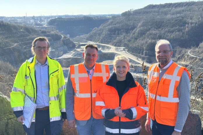Sebastian Schon besucht Lhoist-Werk Flandersbach