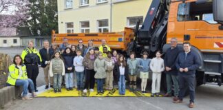 Gefahren des Toten Winkels: Aktion an Velberter Grundschule Tanja Smigoc (Straßenverkehrsamt), Sabrina von der Heyden (Polizei), Tobias Rau (Geschäftsführer Stadtwerke Velbert), Gabi Kaldenberg (Kreisverkehrswacht), Volker Weber (Stadtwerke Velbert), Sascha Becker (Straßenverkehrsamt), Stephanie Hof (Klassenlehrerin), Bojan Smigoc (Kreisverkehrswacht), Kreisordnungsdezernent Nils Hanheide, Nico Schmidt, stellvertretener Bürgermeister Velbert, Schulklasse 4b. Foto: Kreis ME