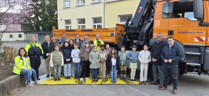 Tanja Smigoc (Straßenverkehrsamt), Sabrina von der Heyden (Polizei), Tobias Rau (Geschäftsführer Stadtwerke Velbert), Gabi Kaldenberg (Kreisverkehrswacht), Volker Weber (Stadtwerke Velbert), Sascha Becker (Straßenverkehrsamt), Stephanie Hof (Klassenlehrerin), Bojan Smigoc (Kreisverkehrswacht), Kreisordnungsdezernent Nils Hanheide, Nico Schmidt, stellvertretener Bürgermeister Velbert, Schulklasse 4b. Foto: Kreis ME Tanja Smigoc (Straßenverkehrsamt), Sabrina von der Heyden (Polizei), Tobias Rau (Geschäftsführer Stadtwerke Velbert), Gabi Kaldenberg (Kreisverkehrswacht), Volker Weber (Stadtwerke Velbert), Sascha Becker (Straßenverkehrsamt), Stephanie Hof (Klassenlehrerin), Bojan Smigoc (Kreisverkehrswacht), Kreisordnungsdezernent Nils Hanheide, Nico Schmidt, stellvertretener Bürgermeister Velbert, Schulklasse 4b. Foto: Kreis ME