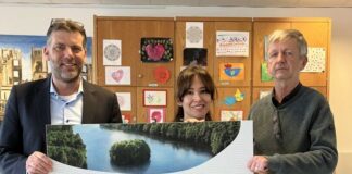 Krombacher-Spendenaktion: 2.500 Euro für den Freundeskreis für Flüchtlinge in Erkrath Einen Scheck über 2.500 Euro überreichte Krombacher-Gebietsverkaufsleiter Christoph Reinders (l.) an den Erkrather Verein. Foto: Krombacher