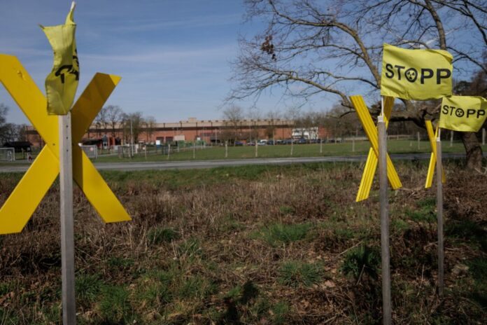Gerichtsentscheidung zur Mahnwache Das Verwaltungsgericht Münster hat Auflagen der Polizei für eine angemeldete Mahnwache vor dem Zwischenlager in Ahaus zum Teil bestätigt. Nicht begrenzt werden darf die Teilnehmerzahl. (Archivbild)