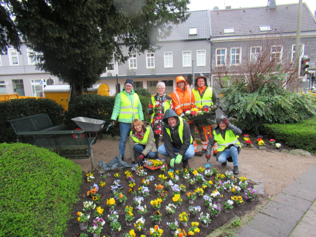 Bunt und fit für den Frühling: Auch Blumen haben die Engagierten gepflanzt. Foto: Stadt Wülfrath