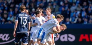 Abstiegsbedrohte Kieler siegen bei 3:2-Spektakel in Bochum Kiels Spieler jubeln nach dem Tor von Jonas Therkelsen zum 3:2.