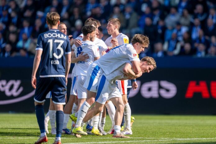 VfL Bochum - Holstein Kiel Kiels Spieler jubeln nach dem Tor von Jonas Therkelsen zum 3:2.