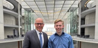 Ratinger Student Niklas Lietz erlebt Politik im Bundestag Peter Beyer und sein Praktikant Niklas Lietz. Fotorechte: Peter Beyer