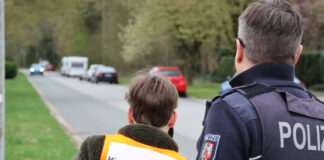 Blitzeraktion des Kinderparlamentes und der Kreispolizei Zusammen mit Polizeihauptkommissar Oliver Schult (r.) von der Kreispolizei Mettmann führten die Mitglieder des Arbeitskreises Verkehr des Erkrather Kinderparlamentes eine gemeinsame Blitzeraktion in Hochdahl durch. Foto: Stadt Erkrath