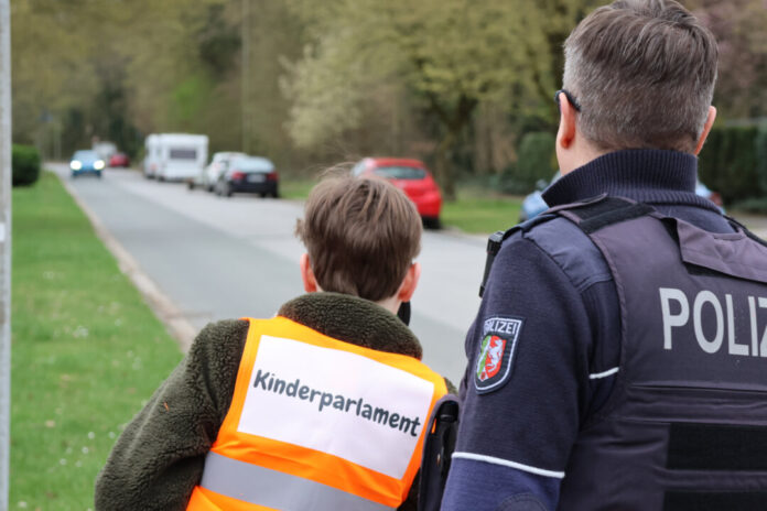 Blitzeraktion des Kinderparlamentes Zusammen mit Polizeihauptkommissar Oliver Schult (r.) von der Kreispolizei Mettmann führten die Mitglieder des Arbeitskreises Verkehr des Erkrather Kinderparlamentes eine gemeinsame Blitzeraktion in Hochdahl durch. Foto: Stadt Erkrath