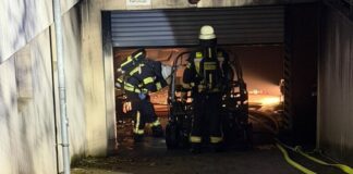 Vollalarm für Erkraths Feuerwehr bei Brand in Tiefgarage Der Brandeinsatz an der Winckelmannstraße. Foto: FW Erkrath