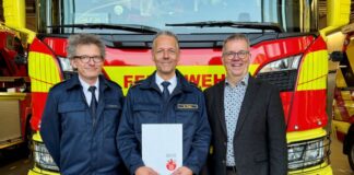 Feuerwehr Ratingen: Markus Feier zum Branddirektor befördert Markus Feier (M.) ist befördert worden. Foto: Feuerwehr Ratingen