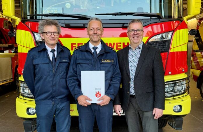 Markus Feier (M.) ist befördert worden. Foto: Feuerwehr Ratingen Markus Feier (M.) ist befördert worden. Foto: Feuerwehr Ratingen