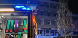 Unbekannte legen Feuer in Wülfrather Tiefgarage: Wer hat Verdächtiges bemerkt? Der Einsatz an der Wilhelmstraße. Foto: Feuerwehr