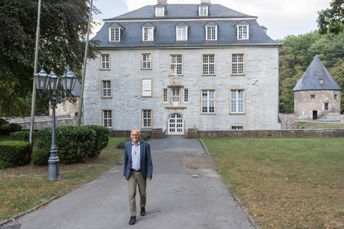 Foto 2 Martin Sträßer Schloss Hardenberg Martin Sträßer setzt sich für seine Heimatregion ein - hier vor dem noch unbeschädigten Schloss Hardenberg in Neviges. Foto: Team Martin Sträßer