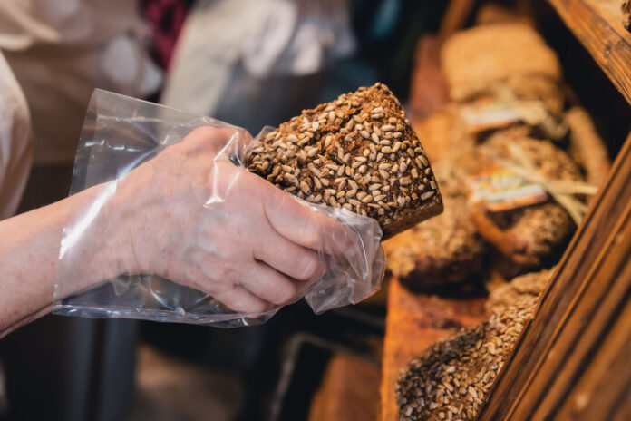 Frisches Brot Frisches Brot vom Bäcker nebenan. Die, die es backen und verkaufen, sollen künftig mehr verdienen – nämlich einen Euro pro Stunde. Das fordert die Bäckerei Gewerkschaft NGG Düsseldorf-Wuppertal. Foto: NGG/Tobias Seifert