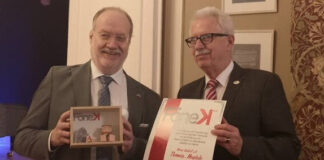 Verein ehrt Thomas Hendele für kulturelles Engagement Armin Schmidt, Vorsitzender des Förderverein Neanderland-Kultur, mit Thomas Hendele, Ehrenmitglied des Fördervereins. Foto: privat