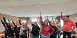 Heiligenhauser Chor “Frohsinn” probt im Trainingslager Die Chormitglieder bei einer Übung. Foto: Chor