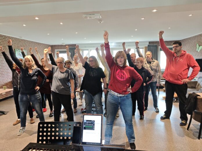 Die Chormitglieder bei einer Übung. Foto: Chor Die Chormitglieder bei einer Übung. Foto: Chor