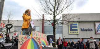 Demo in Wülfrath: “Gegen Hass, gegen Ausgrenzung und gegen rechte Hetze” In der Wülfrather Innenstadt hatten sich rund 100 Menschen verssammelt, um ein Zeichen zu setzen. Foto: Volkmann