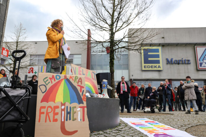 In der Wülfrather Innenstadt hatten sich rund 100 Menschen verssammelt, um ein Zeichen zu setzen. Foto: Volkmann In der Wülfrather Innenstadt hatten sich rund 100 Menschen verssammelt, um ein Zeichen zu setzen. Foto: Volkmann