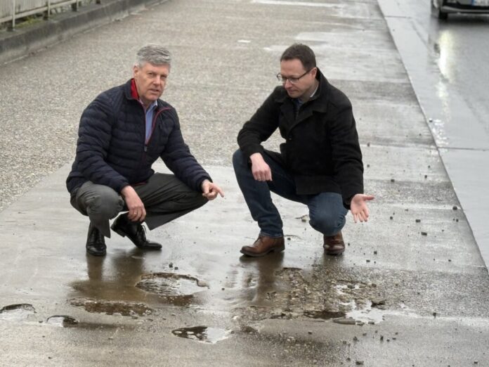 Infrastruktur erhalten Gerold Fahr und Lars Bammann begutachten Brückenschäden, Bild: CDU Ratingen