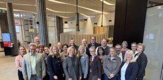 Kreissparkasse Düsseldorf feiert 565 Jubel-Jahre Die Vorstände der Kreissparkasse Düsseldorf Christoph Wintgen (9.v.r.), Svend Reuse (3.v.l.) und Roswitha Hammrich (8.v.l.) luden die Jubilare ein. Foto: Kreissparkasse