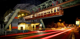 Kaiserwagen fährt nachts durch Wuppertal Der Kaiserwagen ist nachts für Testfahrten unterwegs. Foto: WSW/Frank Gleitsmann