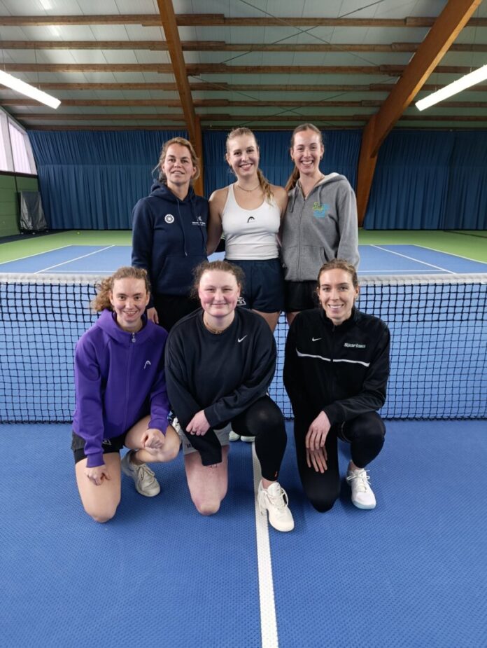 LTC Damen 1teDamen Die Damen als Gruppe, v.l.n.r. hinten: Shanna de Cortie Alina Kappes Johanna Freye unten: Tereza Kappes Emilie Schwarte Hannah Al-Sakati , Bild: LTC Ratingen