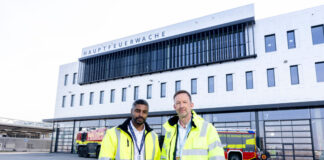 Lars Redeligx (rechts), Vorsitzender der Flughafengeschäftsführung und Pradeep Pinakatt, kaufmännischer Geschäftsführer und Arbeitsdirektor des Düsseldorfer Flughafens, vor der neuen Hauptfeuerwache des Airports. Foto: Andreas Wiese/Flughafen Düsseldorf