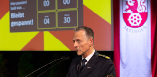 Jahresbilanz: Über 23.000 Alarmierungen für Ratingens Retter Markus Feier, Leiter der Feuerwehr, eröffnete den Abend. Foto: Feuerwehr Ratingen