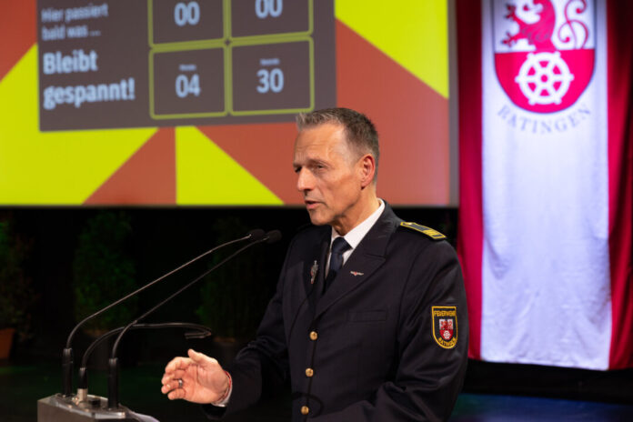 (C) Feuerwehr Ratingen Markus Feier, Leiter der Feuerwehr, eröffnete den Abend. Foto: Feuerwehr Ratingen