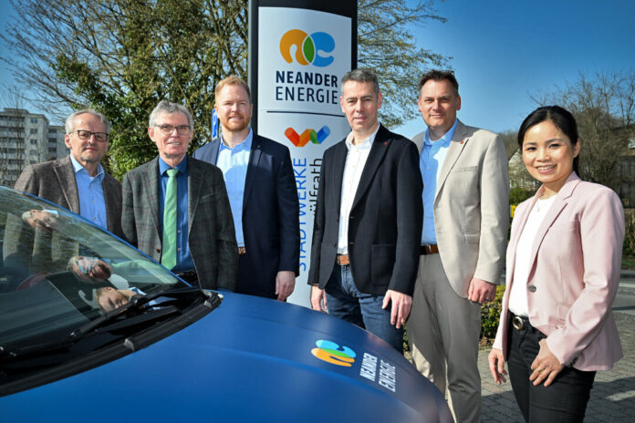 Foto: Mathias Kehren Freuen sich über den neuen Markauftritt: Claus Leifeld (Aufsichtsratsvorsitzender Neander-Energie), Michael Scheidtmann (Stadtwerke Heiligenhaus), Björn Kerkmann (Bürgermeister Heiligenhaus), Heiko Schell (Geschäftsführer Neander-Energie), Sebastian Schorn (Bürgermeister Wülfrath) und Mai Angerhausen (Leiterin Energiewirtschaft Neander-Energie) vor dem neuen Logo. Foto: Mathias Kehren