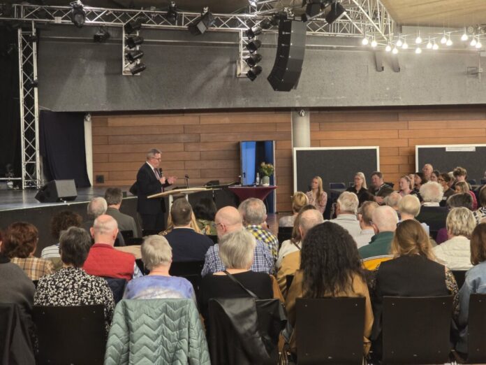 Runder Tisch Einsamkeit Erster Beigeordneter der Stadt Ratingen, Harald Filip, beim runden Tisch gegen Einsamkeit in der Stadthalle, Bild: ALexander Heinz