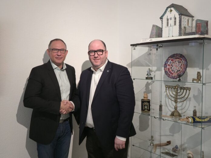 Schalom 26 2 Sebastian Wladarz und Vlad Ilstein im Ausstellungsraum des Ratinger Kulturvereins Schalom, Bild: Alexander Heinz