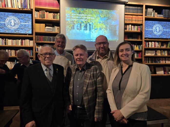 Schalom und Dulni Jahrelande vertrauensvolle und enge Zusammenarbeit zwischen den Ratinger Jonges und dem jüdischen Kulturverein Schalom, Vadym Friedmann, Guido Multhaupt, Edgar Dullni, Vlad Ilstein und Elena Ferres im Bürgerhaus 2025, Bild: Alexander Heinz