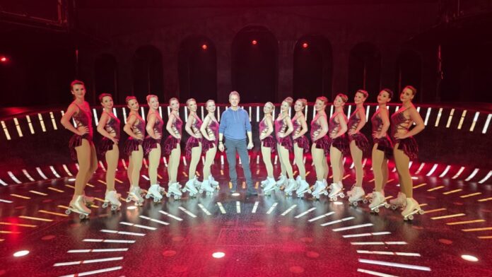 Showskating mit Jörg Bausch im Starlight Express Theater 01 quer Jörg Bausch mit den Skaterinnen, die teils aus Velbert kommen. Foto: privat