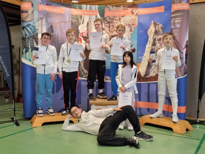 TVR Säbel Stolz präsentieren die Säbelfechter des TV Ratingen ihre Medallien in Bielefeld, Bild: TV Ratingen