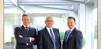 Erfolgsjahr für die Volksbank im Bergischen Land Die Vorstände der Volksbank im Bergischen Land freuen sich über ein erfolgreiches Geschäftsjahr 2025. Von links: Henning Wichart, Andreas Otto und Christian Fried. Foto: Volksbank/Bettina Osswald