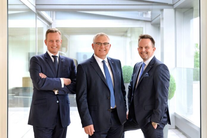 Die Vorstände der Volksbank im Bergischen Land freuen sich über ein erfolgreiches Geschäftsjahr 2025. Von links: Henning Wichart, Andreas Otto und Christian Fried. Foto: Volksbank/Bettina Osswald Die Vorstände der Volksbank im Bergischen Land freuen sich über ein erfolgreiches Geschäftsjahr 2025. Von links: Henning Wichart, Andreas Otto und Christian Fried. Foto: Volksbank/Bettina Osswald