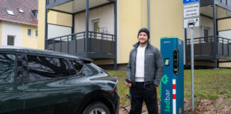 E-Mobilität: Vonovia installiert Quartiersladestation in Heiligenhaus Vonovia-Mitarbeiter Ruven Vaaßen zeigt, wie das Laden an der neuen Wallbox an der Danziger Straße in Heiligenhaus funktioniert. Foto: Vonovia / Bierwald