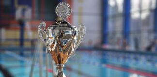 Titel verteidigt: Grundschule am Neandertal gewinnt Schwimmwettkampf Der Wanderpokal geht dieses Jahr an die Grundschule am Neandertal. Foto: Kreisstadt Mettmann