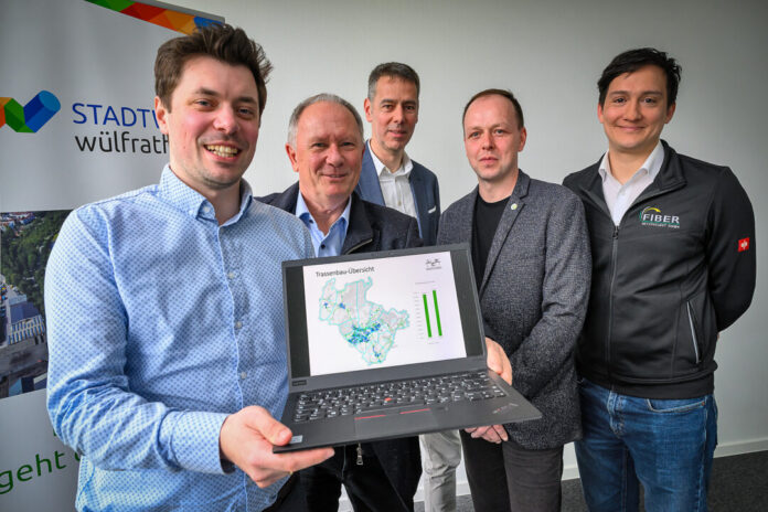 Sind zuversichtlich das Projekt Glasfaserausbau in Wülfrath bald abgeschlossen zu haben: Merlin Krabbe (LAN Consult), Uwe Krabbe (Greenfiber), Heiko Schell (Stadtwerke), Mike Kleiner (Breitband GmbH) und Alexander Hoeckle (Fiber Netzprojekt, Generalunternehmer für den Netzausbau). Foto: Mathias Kehren