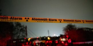 Protest gegen Castor-Transporte auch in Duisburg In Duisburg haben sich am Abend an einer Auffahrt zur A42 Dutzende Menschen versammelt.