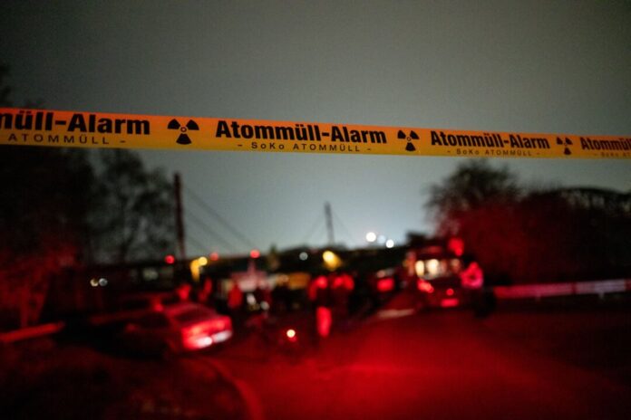 Castor-Transporte in Nordrhein-Westfalen In Duisburg haben sich am Abend an einer Auffahrt zur A42 Dutzende Menschen versammelt.