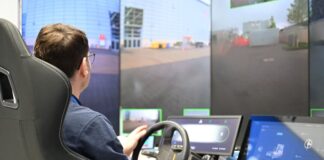 Fünf Monitore, ein Steuer und ein Fahrer, der über das Handynetz mit einem Fahrzeug verbunden ist, das außerhalb seiner Sichtweite ist - so zu sehen am Rheinmetall-Messestand bei der Robotik- und Drohnen-Messe Xponential.